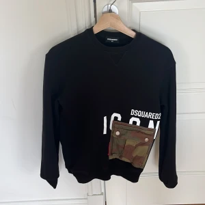 DSQUARED2 tröja  - DSQUARED2 tröja, skick 8/10. Snygg till bra pris, ordinarie pris 2700. Mitt pris: 1000