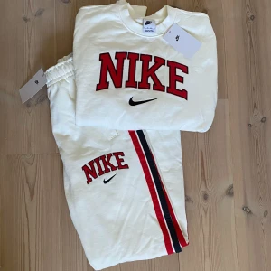 Nytt Nike set - Nytt Nike set🦋  Prislappar kvar • Storlek: Tröjan XS/S byxor S • Frakt Tillkommer  • Nypris: 1400kr  • Har du några frågor är det bara att skicka ett meddelande, så svarar jag så fort jag kan.☺️ Ha en fin dag!💕♻️
