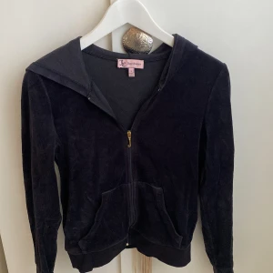 Juicy hoodie - Säljer min juicy hoodie i den gamla modellen pga ej använder nypris 999kr