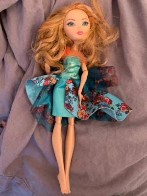 Docka - Ever after high Ashlynn Ella docka. NYPRIS: 562kr