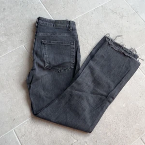Mörkgrå Jens  - Mörkgrå Jeans från Gina med fransar ned till. Går att snygga till! 