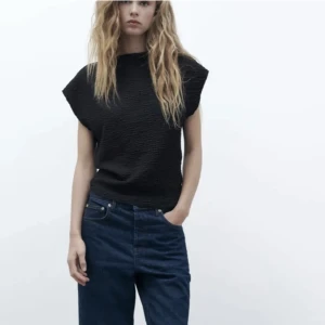 Zara tröja - Superfin tröja ifrån zara. Den har aldrig blivit använd. Köpt för 199kr. Skriv gärna för fler bilder eller ifall du undrar något💞