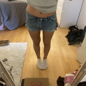 Lågmidjade shorts  - Säljer dessa snygga lågmidjade shorts från zara! Säljer då jag har så många andra jeansshorts 😅 buda gärna 💞