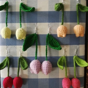 Unik Tulpan örhängen  - Virkade av mig. Jättefint tulpan örhängen. L 8 cm. 2cm diameter på tulpan. 100kr /par.   Rökfritt /djurfritt hem.  OBS! Orange tulpan örhänge är såld. 