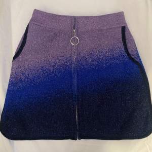 Glittrig kjol från Maje som endast är använd 1 gång.