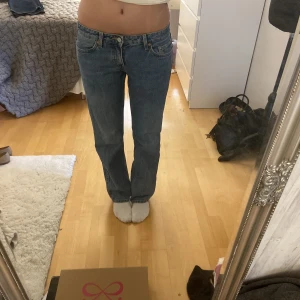 Arrow low lågmidjade jeans  - Säljer dessa eftertraktade arrow low jeansen från weekday! Säljer då de inte kommer till så mycket användning. Perfekt längd på mig som är 175🤗