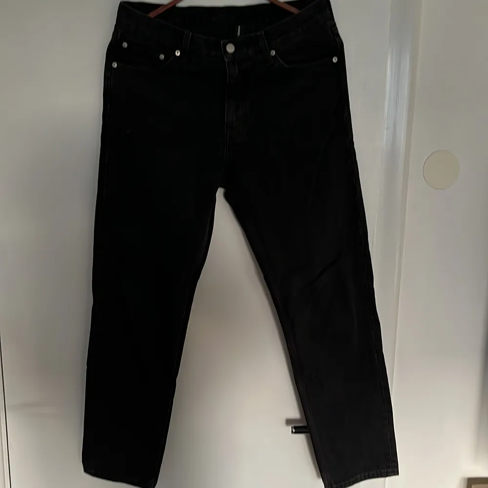 Svarta Weekday jeans 30/30 i modellen Barrel. Mycket fint skick då de knappt använts. Dm för frågor mm.. Jeans & Byxor.