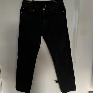 Svarta Weekday jeans 30/30 - Svarta Weekday jeans 30/30 i modellen Barrel. Mycket fint skick då de knappt använts. Dm för frågor mm.