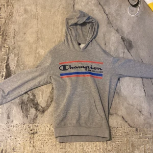Grå Champion hoodie  - Grå champion hoodie storlek S som bara står hemma, topp skick