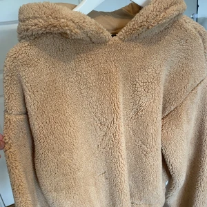 Teddy tjocktröja  - Teddy tjocktröja från ginatricot, färgen på tröjan är mer som den första bilden🥰 