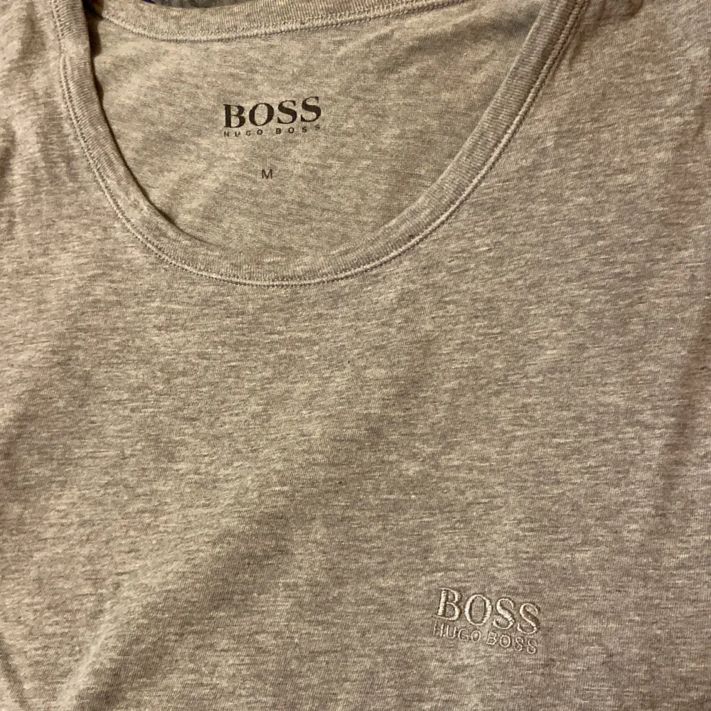 Hugo Boss T-shirt i storlek M. Tröjan är i bra skick och inte använd särskilt mycket. Finns inga hål eller märken. . T-shirts.