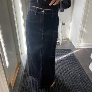 Svart cargo jeans kjol från zara