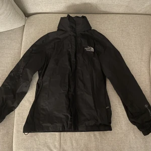 Jacka - North face vindjacka. Perfekt i alla väder. Lite mindre i storlek, så skulle säga att den passar xs-s. 