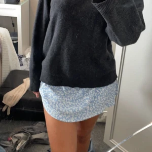 söt kjol! - supersöt kjol från zara som inte kommer till användning🥰 kjolen har även insydda shorts🥰