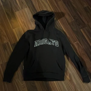 Arigato hoodie  - En svart arigato hoodie i bra skick i storlek s 