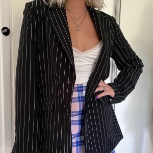 NAKD kavaj - Kavaj som är sjukt snygg från NAKD. Väldigt fint skick💓 storlek 34.  Passar någon mellan xs-s