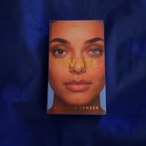 Swati Färg linser Aquamarine  - 1 månads linser i färgen Aquamarine från Swati lenses , kostar 349:- ordinarie (felköp) Håller fram tills 07/07/26 OÖPPNAD FÖRPACKNING