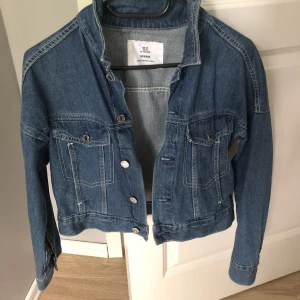 Jeansjacka - Säljer min jeansjacka från H&M, i storlek XS. Den är lite croppad i modellen och har två fickor där fram. Den är i väldigt fint skick💙 