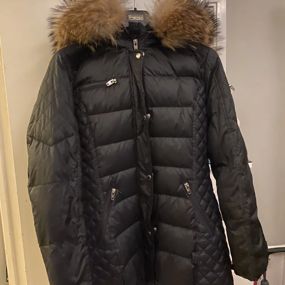 Jag köpte denna jacka vintern 2021 men använde den endast då. Övrig tid har den hängt i en garderob och samlat damm. Så skicket är så gott som nytt. . Jackor.