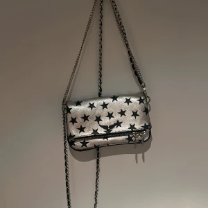 Zadig & Voltaire väska  - En Zadig &voltaire väska. Köpt för ungefär ett år sedan. Använd endast några gånger. Nypris var 3200 kr. 