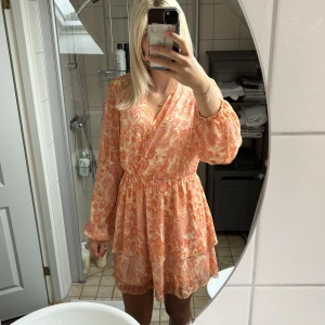 Klänning - Säljer en så fin populär klänning med superfint mönster 💞💞passar storlek 38