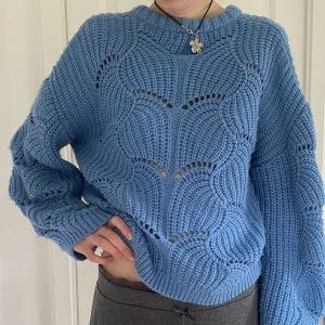 Stickad blå tröja - Luftigt stickad med vackert mönster. Lite nopprig men fin. Oversized om du är XS-M.