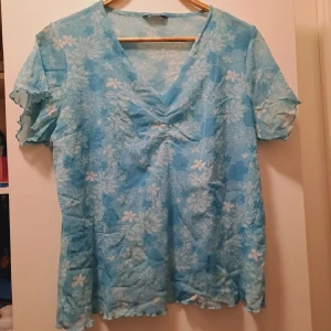 Söt topp - T-shirt i tunt material, står ingen storlek men skulle tro xl. Pris är diskuterbart vid snabb affär. Färgen är mer turkos och inte ljusblå. För eventuella frågor skriv gärna ett meddelande. Köparen står för frakten, ansvarar inte för paketet under frakten