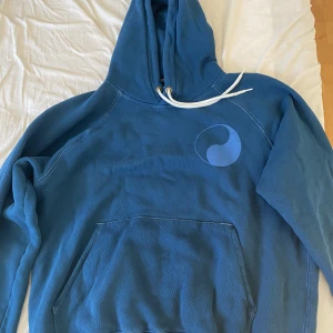 Our Legacy Workshop hoodie - Tja! Säljer denna riktigt nice och rätt limiterade hoodien från Our Legacy Workshop. Använd endast ett fåtal gånger och har inga defekter eller skador på sig. Ordinarie pris 1600 och är i en storlek M.