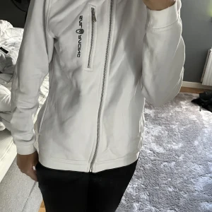 Sail racing zip up - Nästan oanvänd, inga defekter alls. Nypris 1000kr, säljer då jag aldrig använder den🩷