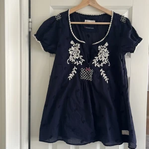 Odd molly blus - Säljer denna sjukt söta blus från odd molly! Sparsamt använd då den är lite för stor för mig💕 skriv för mer info❣️