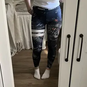 Säljer mina jättesköna ”voodoo” tights från stronger. Jättebra skick, inga defekter, nypris 799💕