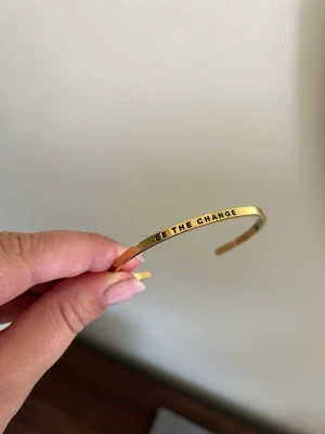 Armband ” be the change ” - Superfint skick. Fin present eller om man vill ha den själv.