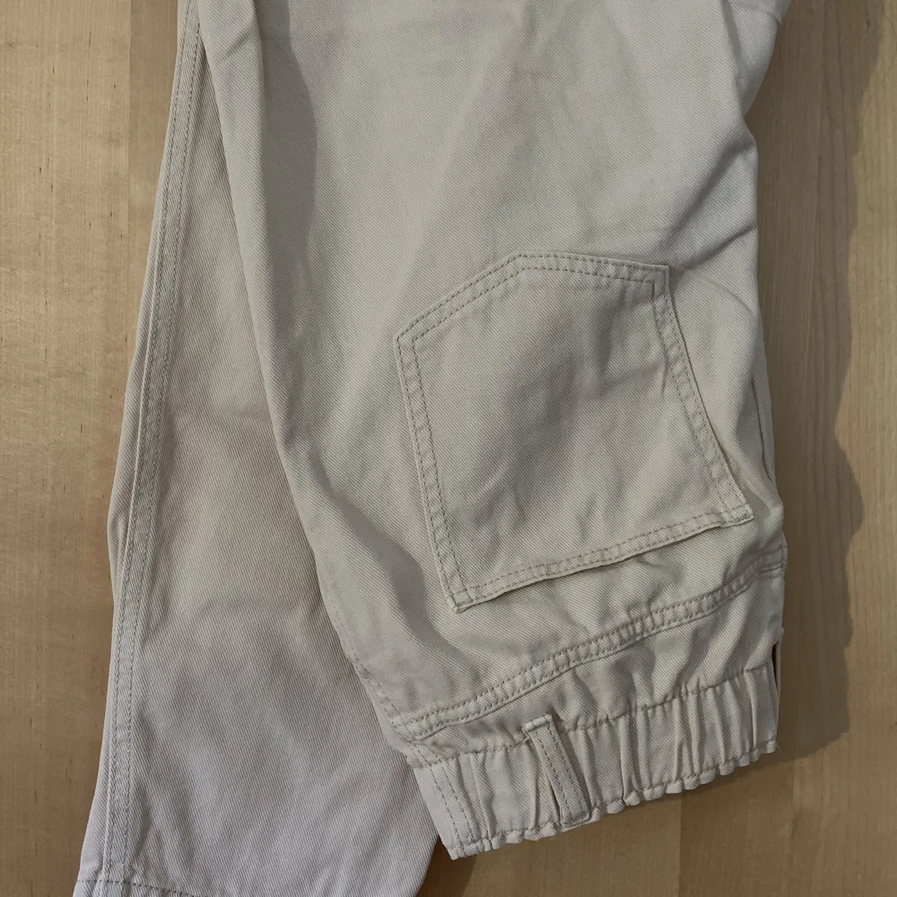 Off white jeans with elastic waist. Great condition!. Jeans & Byxor.