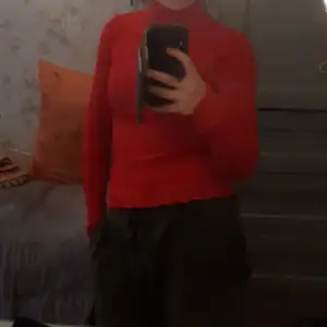 Röd tajt långärmad tröja med turtelneck. Bara använd 3-4 gånger och i perfekt skick! Kontakta mig vid frågor eller om du vill ha flera bilder! Köparen står för frakten