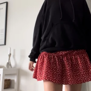 Röd kjol med vita hjärtan - Säljer denna söta röda kjol med vita små hjärtan på❤️så gullig och passar till allt möjligt💕även snygg som en topp!