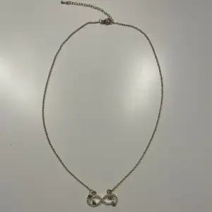 Guldfärgat halsband från Ur & Penn, som inte har använts. 