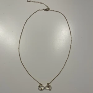 Infinite halsband  - Guldfärgat halsband från Ur & Penn, som inte har använts. 