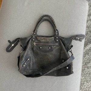 Balenciaga väska - Säljer denna väska från balenciaga. Väskan är ganska sliten där av priset. Har kvitto men ingen dustbag. Skriv privat om du har några frågor eller vill ha fler bilder😊