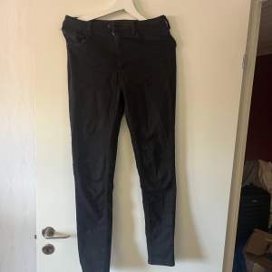 Svarta high waist jeans. Sparsamt använda. 