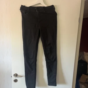 High waist jeans - Svarta high waist jeans. Sparsamt använda. 