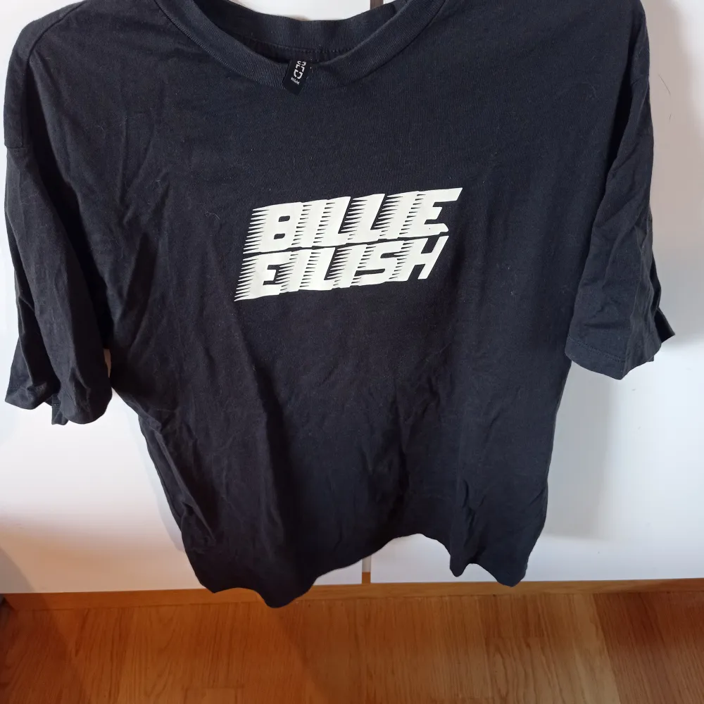 Oversized Billie Eilish t-shirt i xs använd väldigt lite . T-shirts.