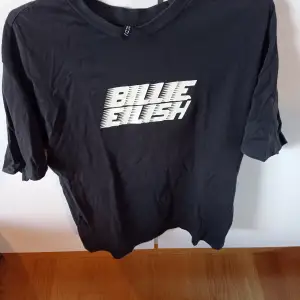 Oversized Billie Eilish t-shirt i xs använd väldigt lite 