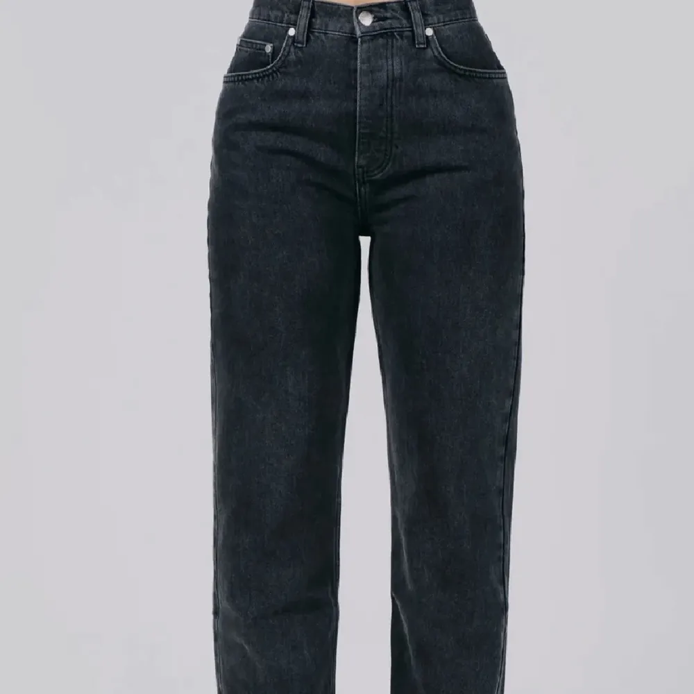 Svart gråa a dsgn jeans i stl XS. Använda men i fint skick. 300kr plus frakt (nypris är 699)💕💕(säljer även ett par i stl xxs). Jeans & Byxor.