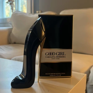 Carolina Hererra Good girl  - Good girl av Carolina Herrera. Säljes då doften inte passade mig! Original pris 800 säljes för 270, endast testad så den är full! 