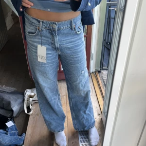 Dösnygga baggy jeans!😻 - Säljer mina oanvända zara jeans då de inte är min stil.💕 De är storlek 38 och passar mig som är 180, om nåt kanske liiite korta. Är också lite stora i midjan för mig som brukar ha 36-38 så kan tänka mig att de passar en 40 också🥳🩵