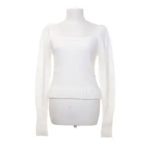 Säljer min vita stickade tröja från lindex i str M. Köpte i våras och har inte använt en ända gång tror även prislappen är kvar! (Köpt i butik) skriv vid frågor eller funderingar 💕