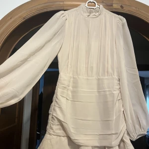 Beige rosa klänning - Super söt klänning i rosa/beige.  