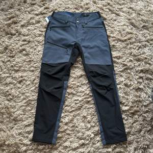 Haglöfs byxor modell Rugged flex pant women i färgen dense/blue true black.  Storlek 36. Aldrig använda pga att den är för små för mig. Nypris 1500kr.  https://www.haglofs.com/sv/outlet/outlet-outlet-dam/rugged-flex-pant-women-6039704H7 