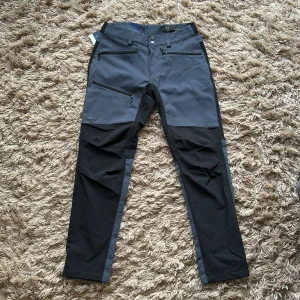 Vandringsbyxa/ outdoorbyxa Haglöfs storlek 36. Aldrig använda! - Haglöfs byxor modell Rugged flex pant women i färgen dense/blue true black.  Storlek 36. Aldrig använda pga att den är för små för mig. Nypris 1500kr.  https://www.haglofs.com/sv/outlet/outlet-outlet-dam/rugged-flex-pant-women-6039704H7 