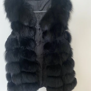 Äkta pälsväst  - En fin och lyxig pälsväst är använd få gånger. Är varm och mysig 